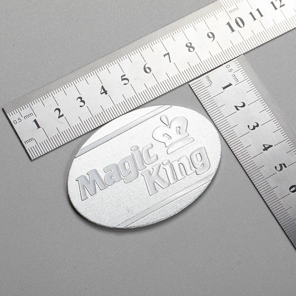 Metalldekal med logotyp