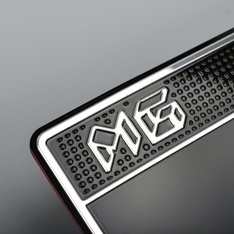 Självhäftande logotyp i metall