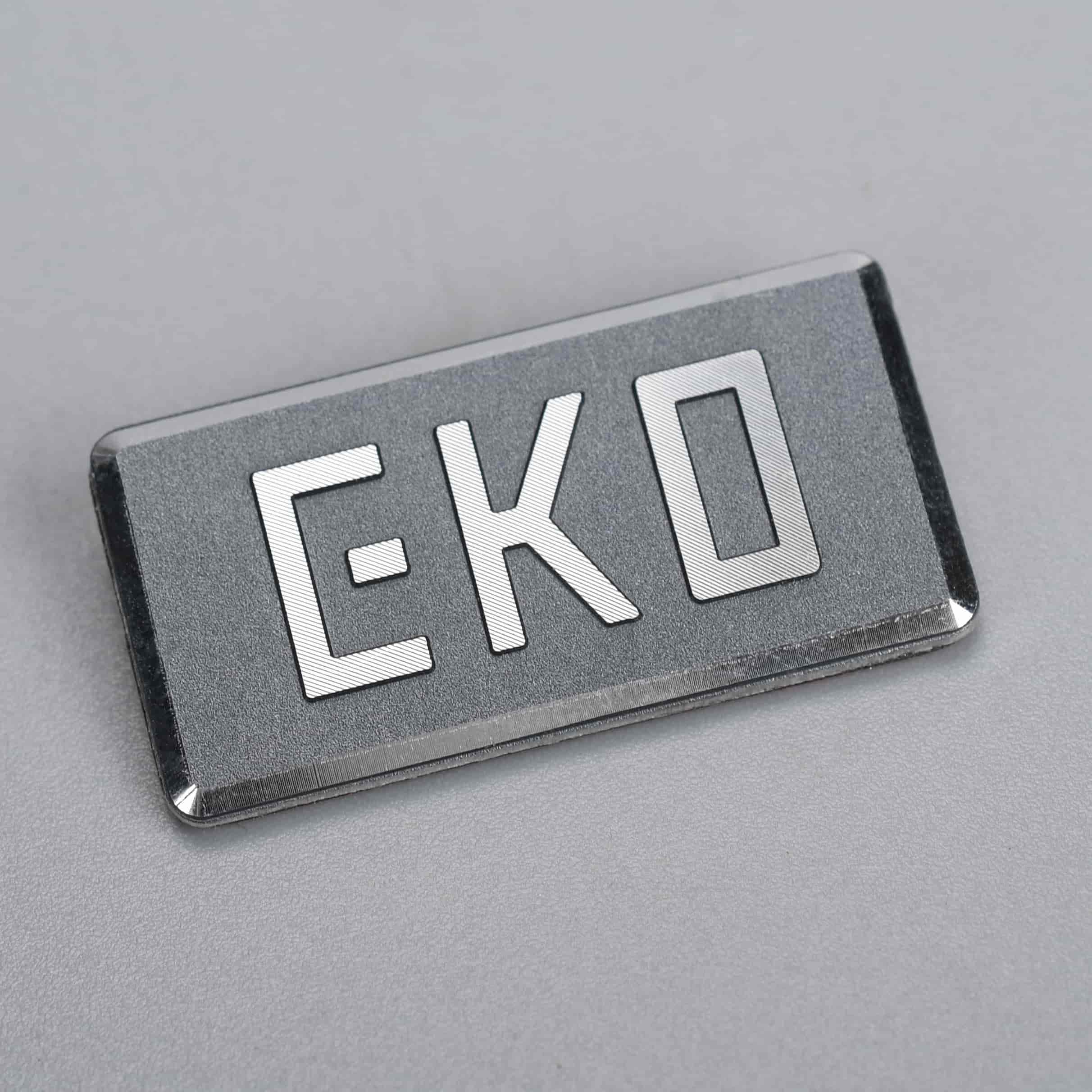 Präglad namnskylt för elektronik
