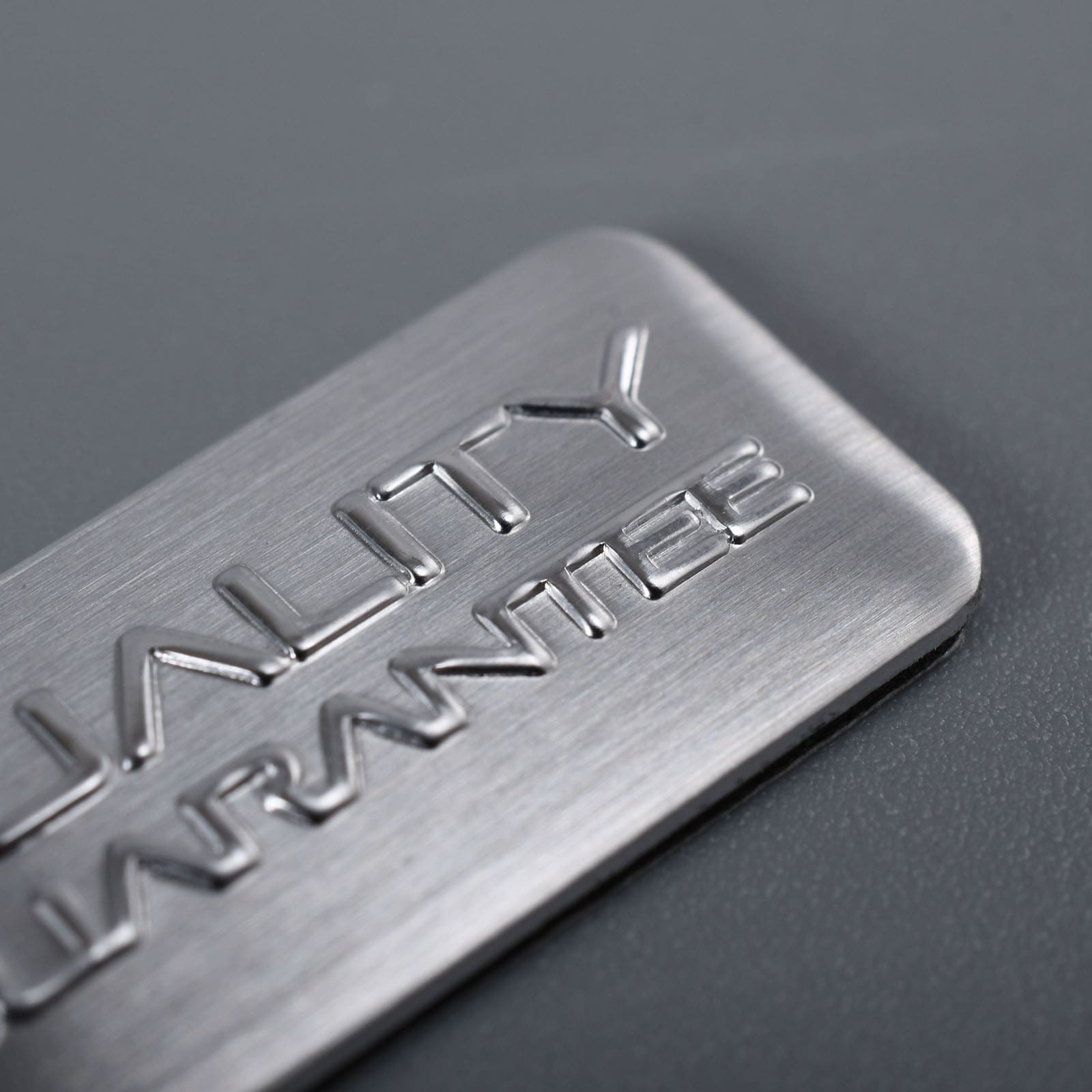 Upphöjd silverdiamantskärande logoplåt i aluminium