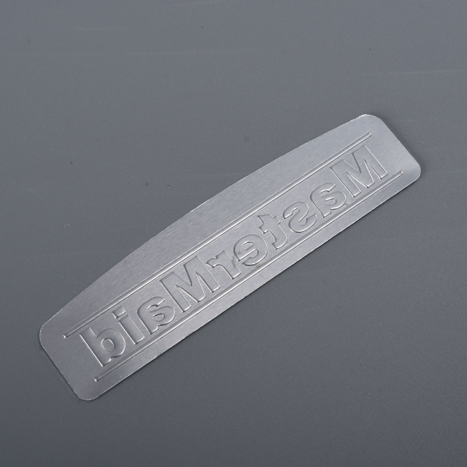 Logotagg för silverborstad aluminiumplåt