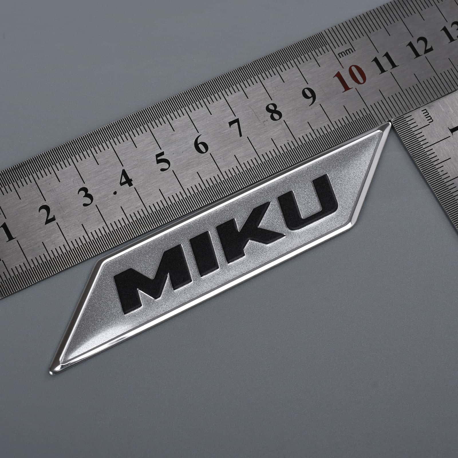 märkeslogotyp i silver aluminiummetall