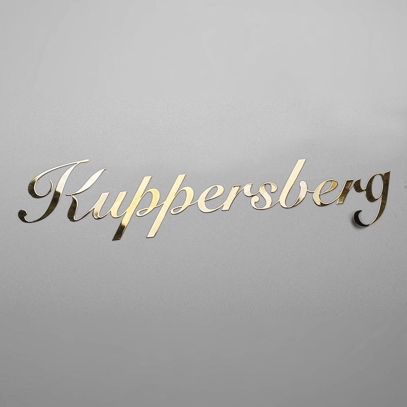 Logotypetikett i metall med galvanisering