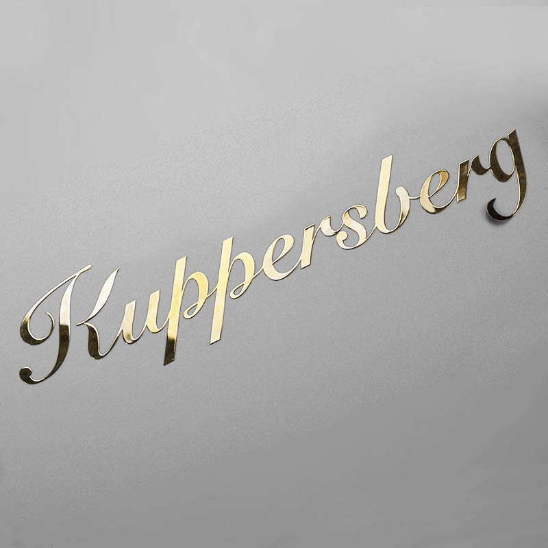 Logotypetikett i metall med galvanisering