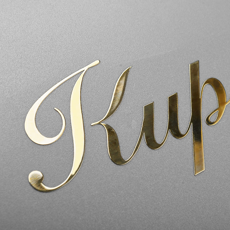 Logotypetikett i metall med galvanisering