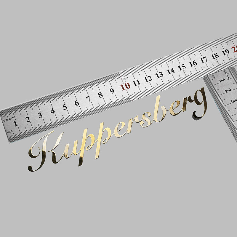 Logotypetikett i metall med galvanisering