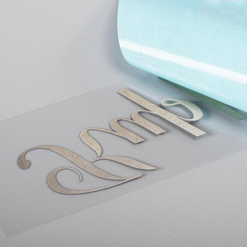 Logotypetikett i metall med galvanisering