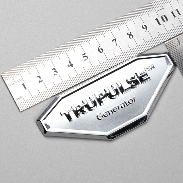 anpassad logotyp 3d präglad etikett glänsande matt metalliska klistermärken Kina skylt leverantör