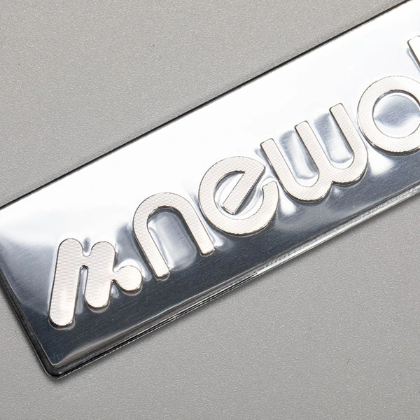 Logotyp aluminiumklistermärke