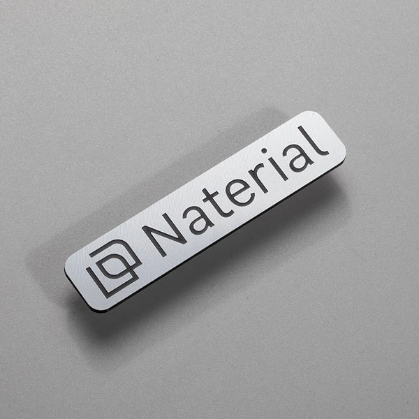 Logotypplatta i metall