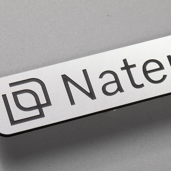 Logotypplatta i metall