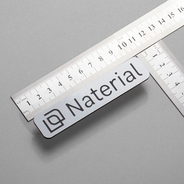 Logotypplatta i metall