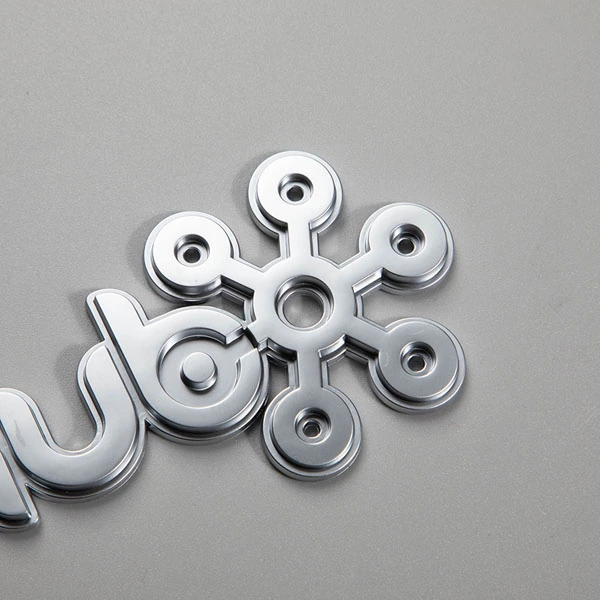 ABS-etikett med Chrome-logotyp