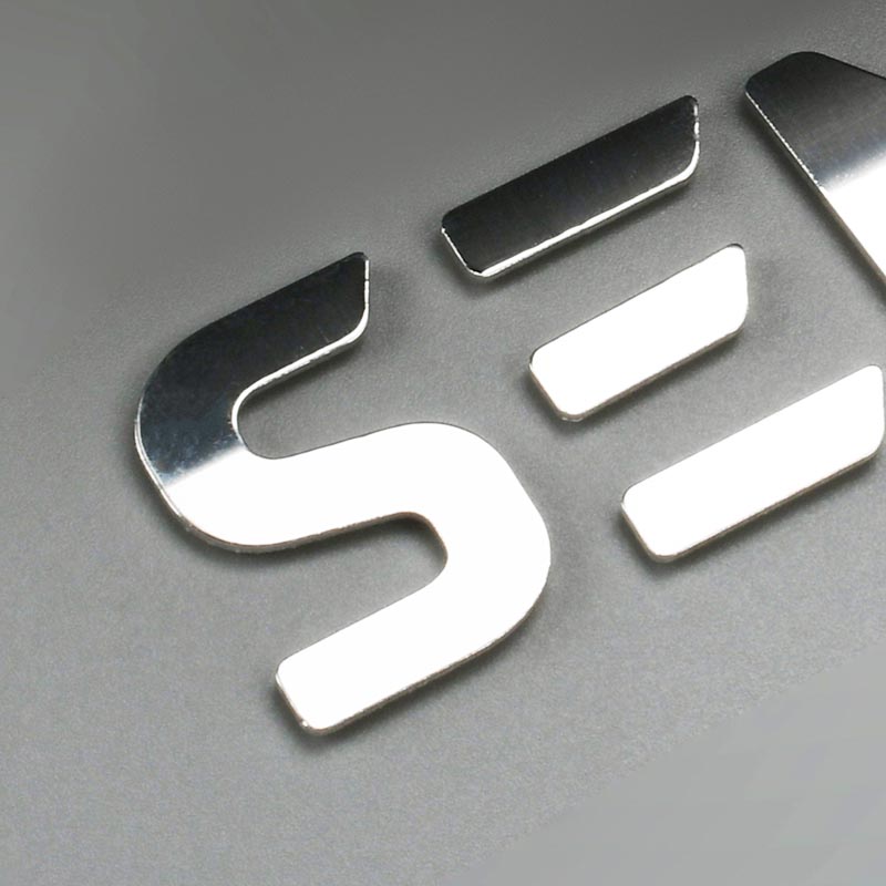 Logotyp graverad metall