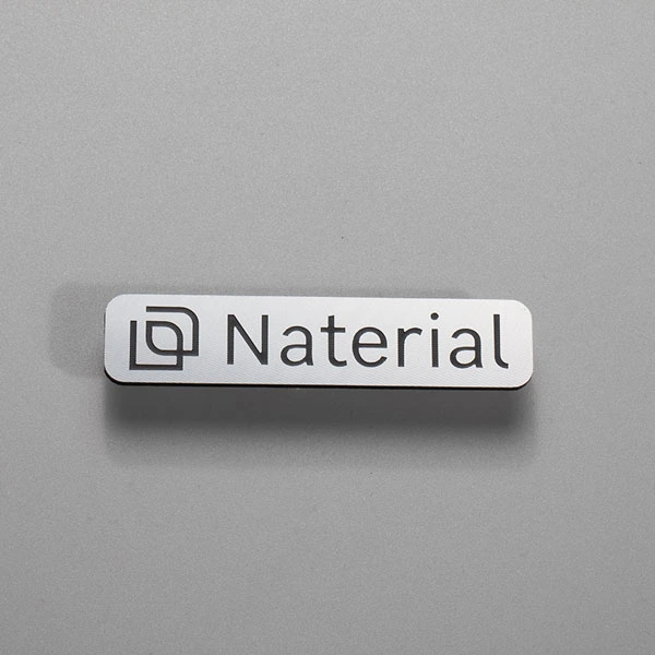 Logotypplatta i metall