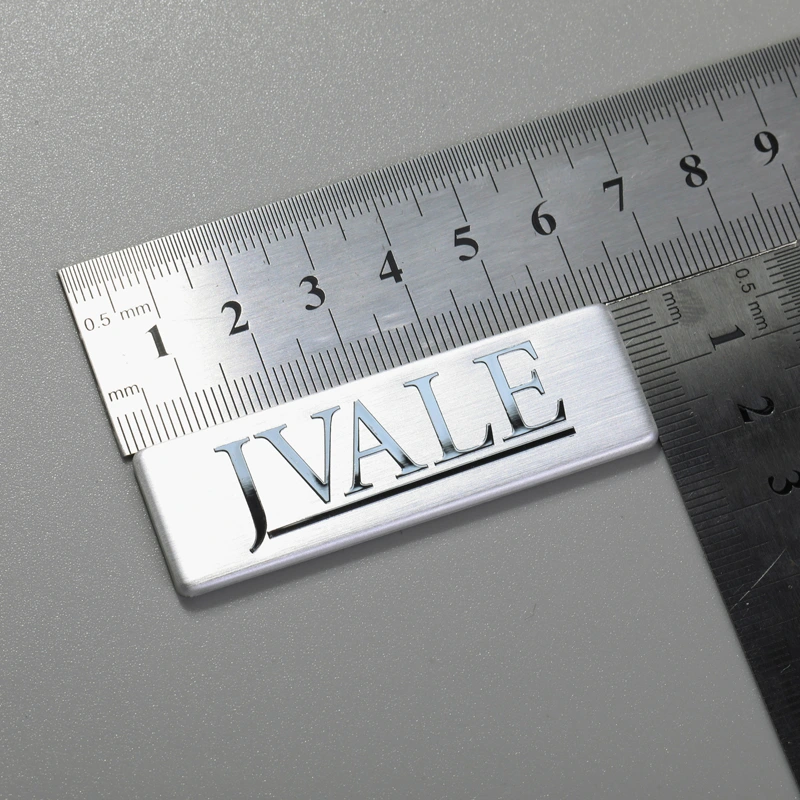Logotypklistermärken i aluminium för utrustning