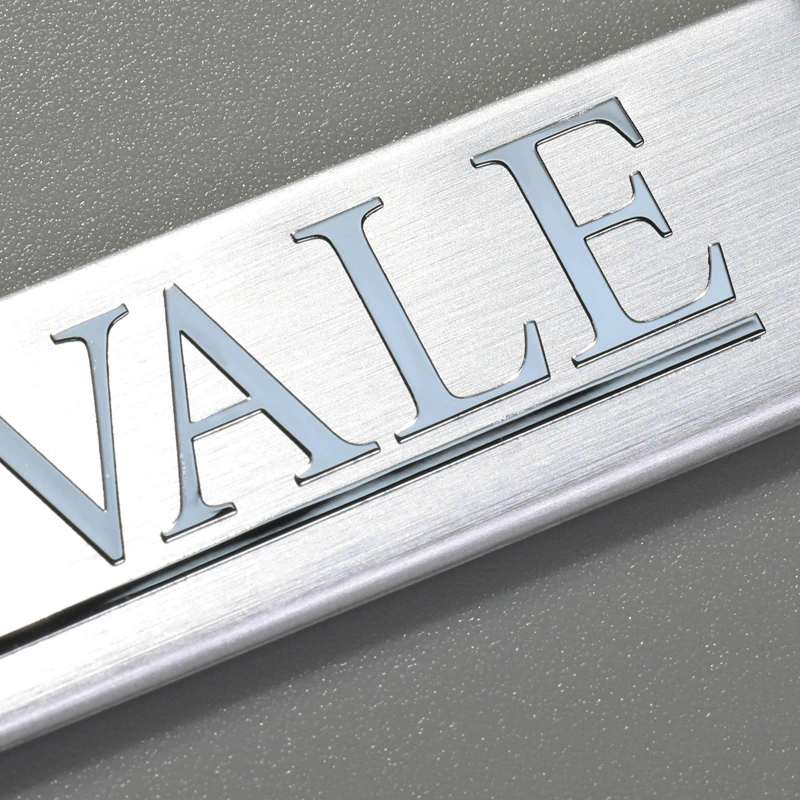 Logotypklistermärken i aluminium för utrustning